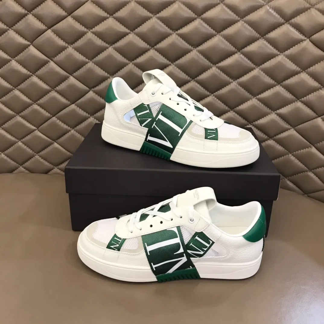 P440◾️▫️V L7N spring and summer 🆕 calfskin lace-up sneakers, no man should be able to refuse this one, classic color scheme, so handsome! Purchase a high-precision replica of the original version to instantly sell off the market currency! 6 VLTN logo rubber effect straps - Valentino Garavani Logo printed on the back and tongue, all materials are customized to ensure quality!  Size: 38-45